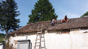 Vorne zum Giebl hin ist das Dach bereits neu